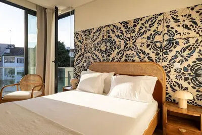 Image de New 3br w/ Rooftop & Balcony Views by LovelyStay