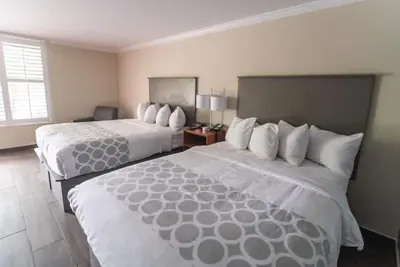 Image de Indulge in Home Like Comfort! Free Parking, Onsite Pool, Free Breakfast