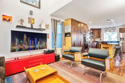 Image de Single Family Home with 3 Bedrooms + Attic with 2 beds