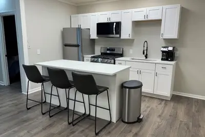 Image de Cozy completely remodeled 1-bedroom apartment in the heart of Downtown Oxford.