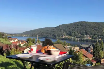 Image de Appartement cosy-grande terrasse-pleine vue lac