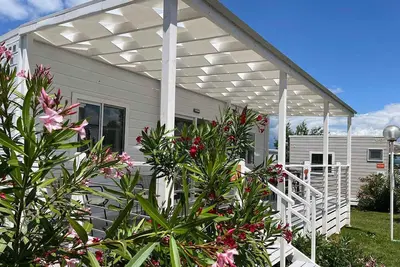 Maison mobile avec terrasse, climatisation et piscine