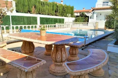 Image de Maison JUMELÉE Avec Piscine PRIVÉE
