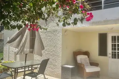 Image de Very specious garden condo with a private patio