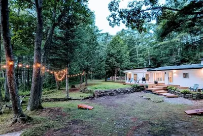 Image de Escape to Serenity: Your Private Waterfront Retreat on Lake Kasshabog!