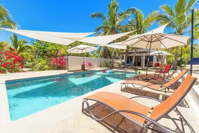 Image de A Beautiful private Beach House w/ Large Pool, surrounded By Palms & Flowers