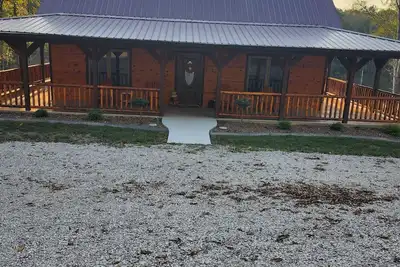 Image de Cozy 4-bedroom cabin with a private lake. Pet Friendly. . .