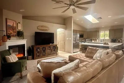 Image de Escape to Saguaro Sunset: Luxe Boho Desert 3 bedroom Retreat w/Resort Amenities!