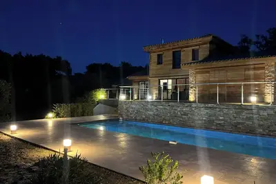 Image de Belle Villa en Bois au Cœur des Vignes avec Piscine-Près du Golf de Saint-Tropez