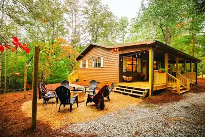 Image de Sugar Pine Cabin-2 bed with firepit, WiFi, near downtown Dahlonega & wineries
