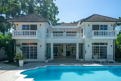 Image de 4-Br Luxury Villa w/Pool, 2 min walk to beach