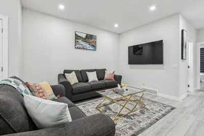 Image de Beautifully & Tastefully furnished 4 bedroom Haven in Calgary