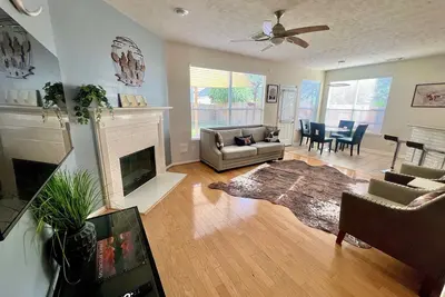 Image de Modern & Sun-drenched Tx Escape close to Galleria & Chinatown!