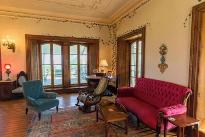 Image de Elegant Bayview Victorian Home; walk to beach