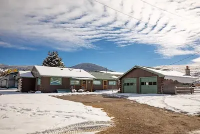 Image de Recently remodeled home with cozy updated rooms with plenty of space for larger groups.