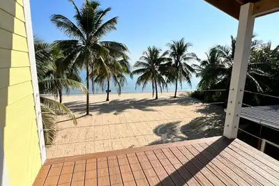 Carrican Unit 2: Modern Family Friendly house with ac on the beach in Hopkins