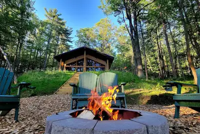 Image de The Sylvan Chalet, Modern, Lakefront, Private, Refined, Close to Trails,