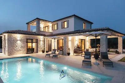 Image de Villa design luxueuse et élégante avec piscine chauffée