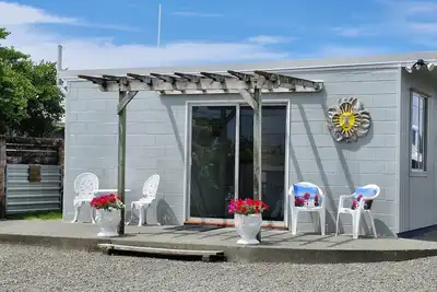Image de Fully self contained unit with separate bedroom on beachfront property,