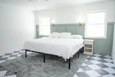 Image de Entire Home in the heart of Sugar Camp on beautiful Bass Lake. No Cleaning Fee! !