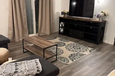 Image de 1 Bedroom + sofa bed, upstairs apartment with large seasonal porch