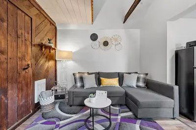 Image de 10 Min Walk to Lake w/Private Hot Tub & patio!