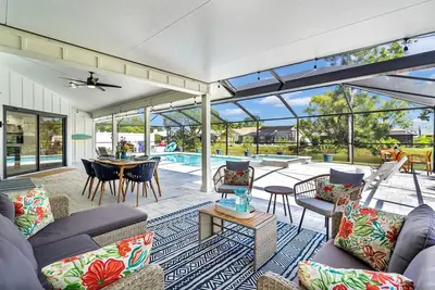 Image de 2 Houses w/Private Pools! Adjacent Lots!