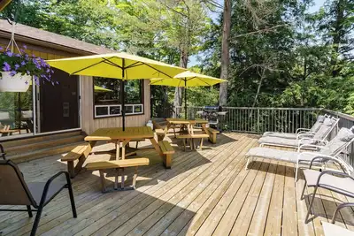 Image de Rent A Larger Cottage Month of August, with Beach, Lawns, Decks, Dock and more