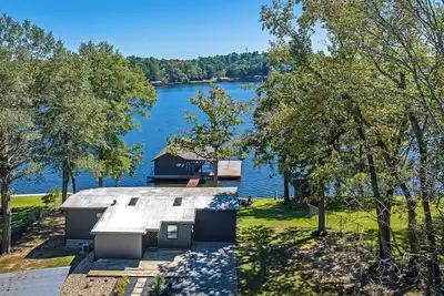 Image de Come spend a peaceful weekend at this gorgeous, newly remodeled, lake house.