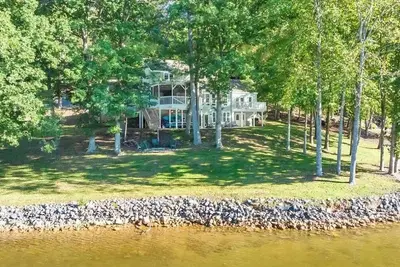 Image de Enjoy a beautiful Fall weekend on Smith Mountain Lake!