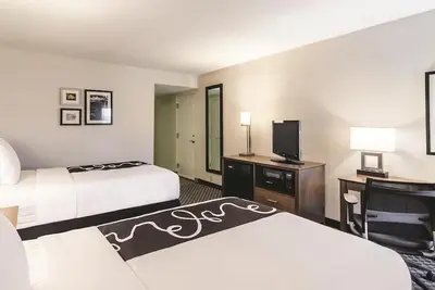 Image de Inviting Space for Poolside Fun & Beachwalk Adventures, Ideal for Families