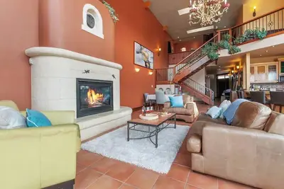 Image de Spacious 4-bedroom condo Across from Okanagan Lake!