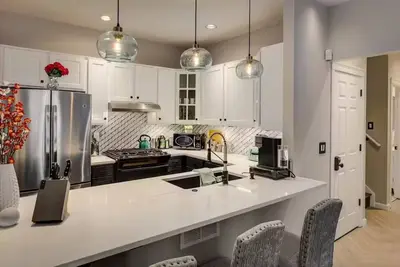 Image de Stunning 2br Downtown Bungalow—Walk to Dining