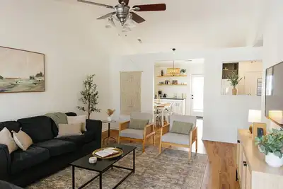 Image de \"The Dawning House\" - Peaceful Modern Stay w/ Yard