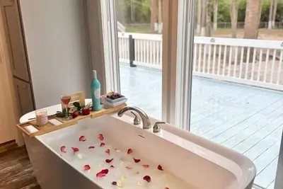 Image de Rancho with Jacuzzi and views of the natural surroundings.