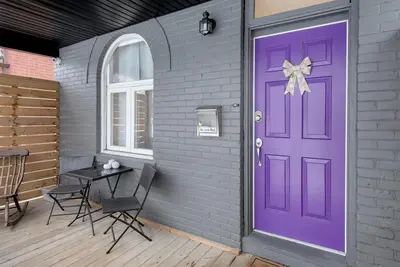 Image de Chic, Contemporary 4 Br home in Dream Location, short walk to major city transit