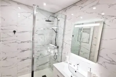 Image de Modern and stylish, 2-bed ground floor apartment