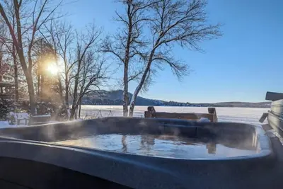 Image de Chalet Au Quai des 3 Lacs. Bord de l'eau avec Spa à Val des Sources.