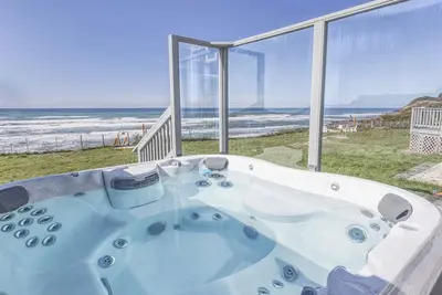 Image de Ocean Front Home! Sleeps 12! Five Bedrooms + Guest Cottage! Hot Tub!