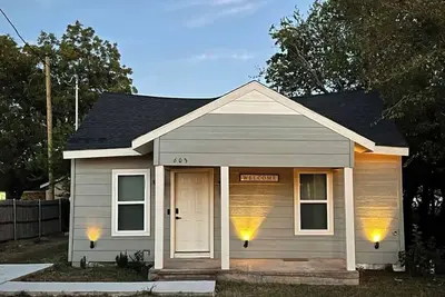 Image de Charming 3-bedroom 2 bathroom  house in Terrell with WiFi and Ac