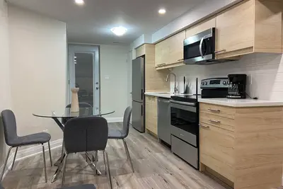 Image de Modernized, Sleek & Cozy Suite, Streestville