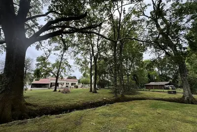 Image de 105 - Superbe maison avec son grand parc verdoyant