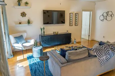 Image de Charming Condo with Neighborhood Feel, Perfectly Located in Highland Park!