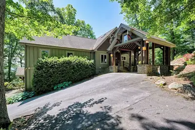 Image de Heavenly Views - Luxury Mountain Home with Mountain and Lake views near Lake Glenville!