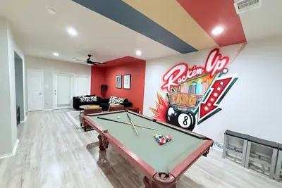 Image de EaDo Townhome Pool Table By Convention & Stadiums