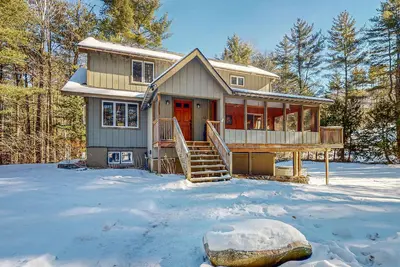 Image de Spacious house, dog-friendly, hot tub, fire pit, bbq, balcony, yard, w/d, wifi