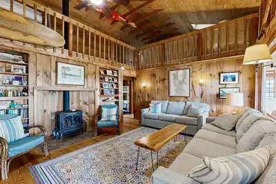 Image de Lakeside cottage w/ mountain views, canoes, firepit, enclosed porch, bbq, beach