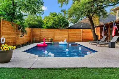 Image de 4br ~Heated Pool+Jaccuzi+Sauna+PoolTable+Arcades+Karaoke Stage - near Domain