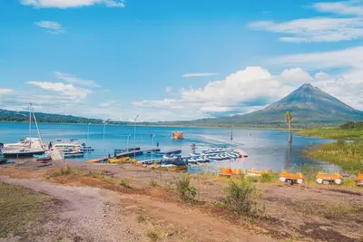 Image de Front Lake Volcano View Villa in La Fortuna with Ac, Parking, WiFi, Kitchen