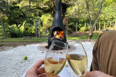 Image de Kingfisher cottage @ Villa Vie country estate. \nOutdoor bath, fire pit, river